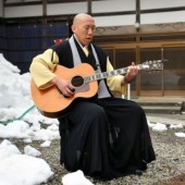 Nhà sư Nhật bất ngờ nổi tiếng vì tụng kinh với đàn guitar